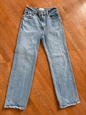 Abercrombie & Fitch 90’s relaxed Jean high rise 4R 💙